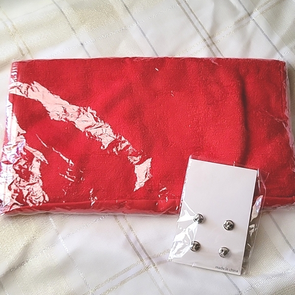 Strange Music Face Towel & Pin Set - Picture 4 of 6